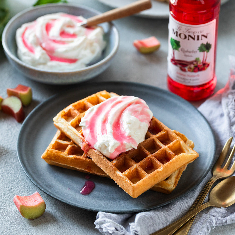 Waffeln mit Rhabarber-Sahne